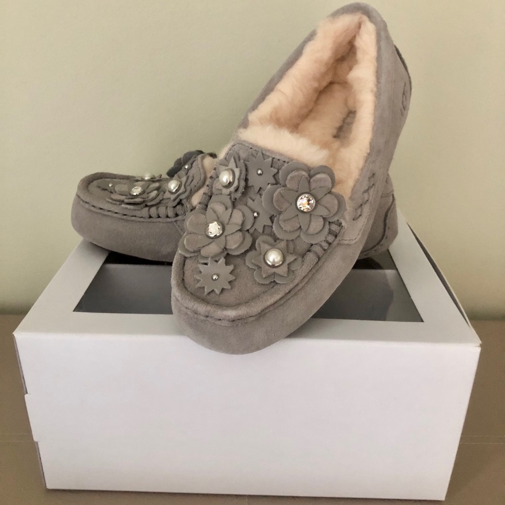 🌸 NWT/NIB UGG Ansley Petal Slippers Size 5